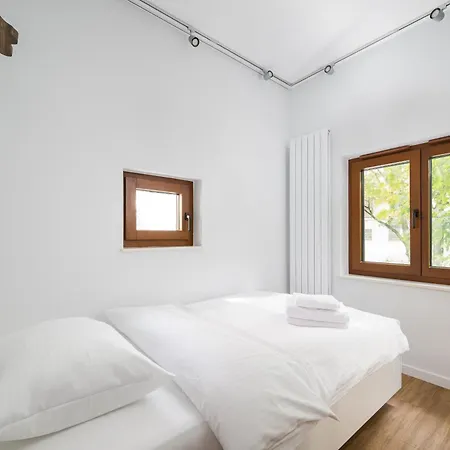 Apartment Madalinskiego Classic White By Bookinghost