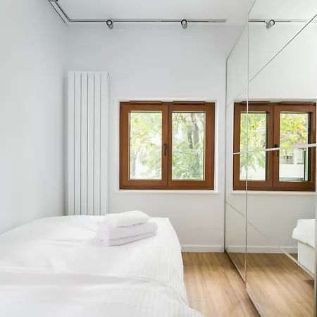 Apartment Madalinskiego Classic White By Bookinghost *